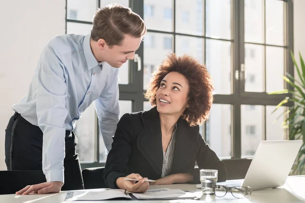 Supervisor verificando estadísticas y explicando los resultados — Foto de Stock