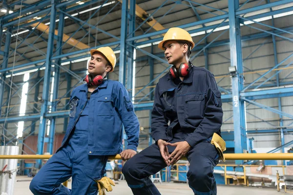 Visão traseira de dois trabalhadores de colarinho azul durante o intervalo — Fotografia de Stock