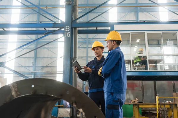 Experts controleren informatie op tablet PC in een moderne fabriek — Stockfoto