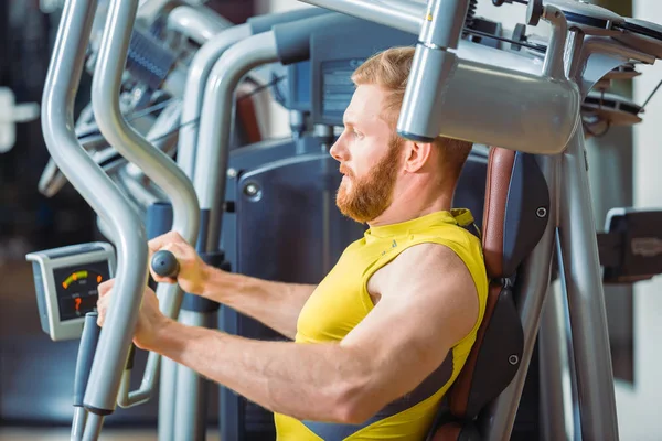 Portret van een knappe bodybuilder glimlachen en kijken naar camera — Stockfoto