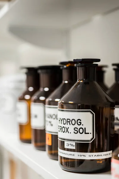 A címkével ellátott üveg konténer egy kémiai pharmaceut részlete — Stock Fotó