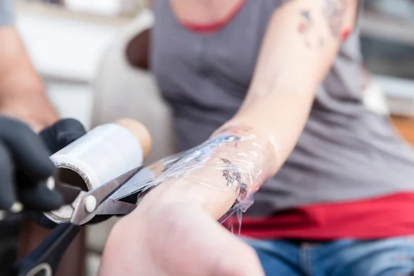 Close-up van de handen van een geschoolde tatoeëerder — Stockfoto