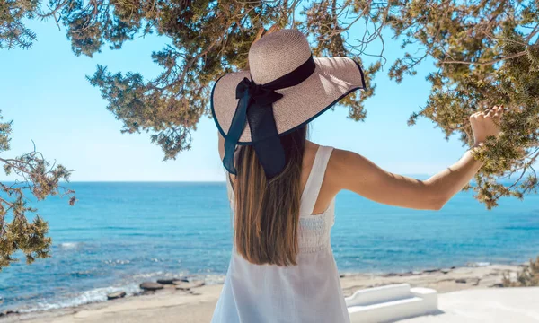 Kvinna i en grekisk semester tittar på havet — Stockfoto