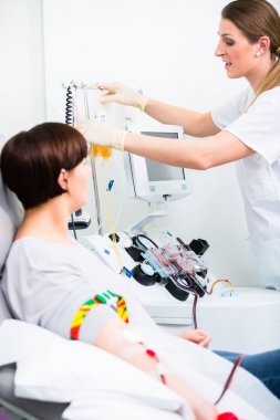 Doktor yoğun tıbbi bakım kadın hastanın sonuçlarını denetleme