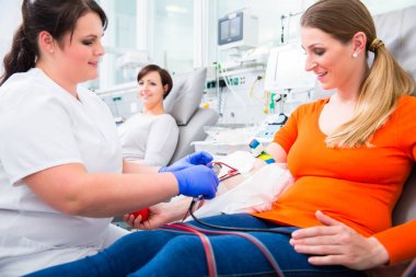 Kan bağışından önce hemşire dezenfekte noktası