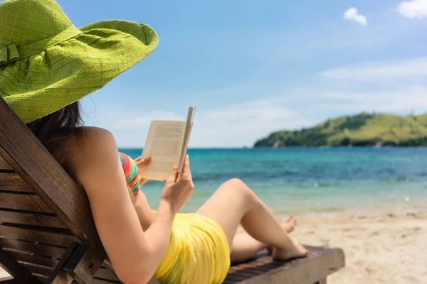 Pandangan Samping Dari Seorang Wanita Cantik Membaca Sebuah Buku Sambil — Stok Foto