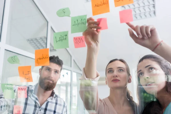 Vista Bajo Ángulo Trabajadores Jóvenes Confiables Que Publican Recordatorios Pared — Foto de Stock