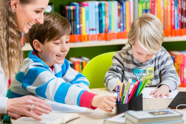 Mama Jej Dwóch Synów Spędzanie Czasu Bibliotece Czytanie Książek — Zdjęcie stockowe