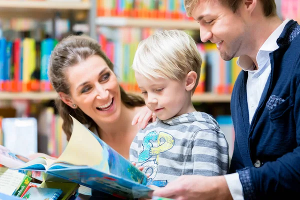 Familia Leyendo Libro Biblioteca Madre Padre Hijo —  Fotos de Stock