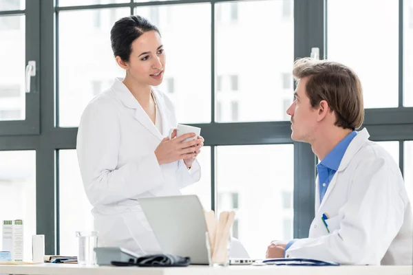 Médico Farmacéutico Experimentado Comprobando Juntos Información Electrónica Ordenador Portátil Oficina — Foto de Stock