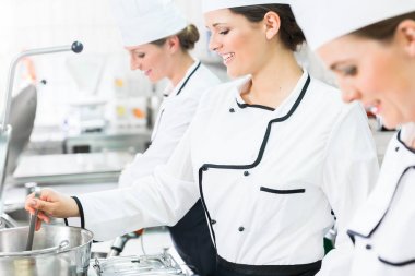 Sistem catering içinde işyerinde kadın şefler