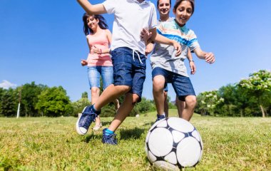 Futbol ya da Park futbol oynarken aile