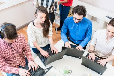 Başlangıç iş bilgisayar üzerinde çalışan programcı