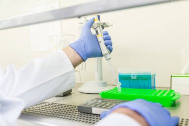 Laboratuvar cihaz sıvı dolum bilim adamı