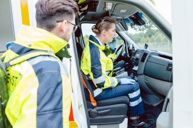 Sağlık görevlileri ambulans içinde