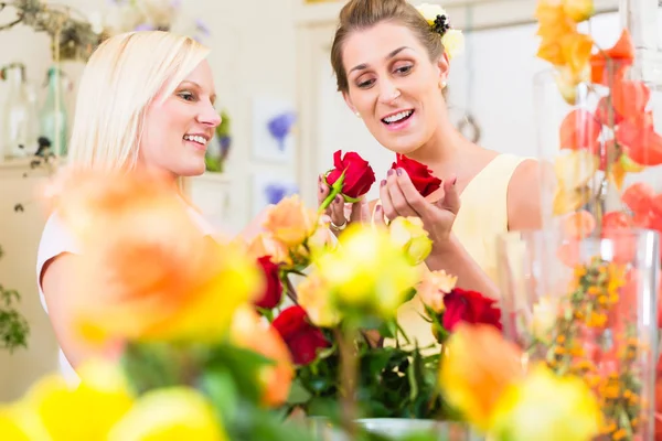 Kvinnor i blomman butiken att köpa rosor — Stockfoto