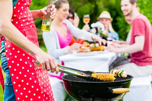 Homem grelhando carne e legumes na festa do jardim — Fotografia de Stock