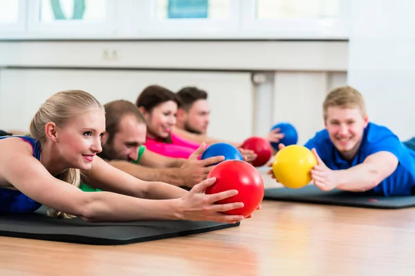 Training groep in gymzaal tijdens fysiotherapie — Stockfoto