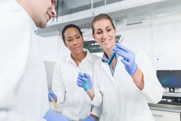 Researchers doing experiment in science lab — Stock Photo, Image