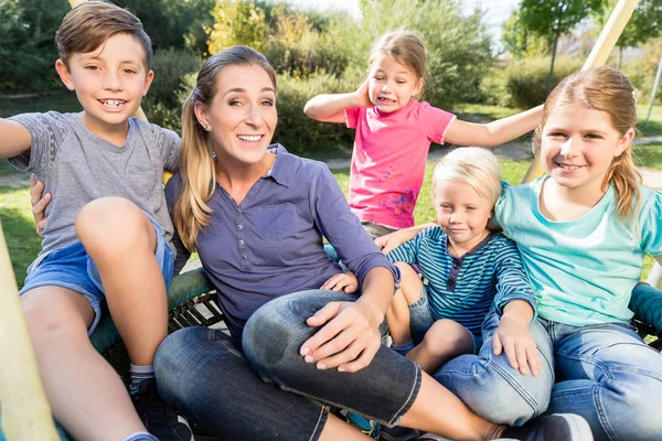 Familj med mamma, söner och döttrar att ta foto tillsammans — Stockfoto
