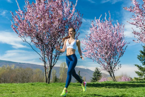 Mulher correndo para fitness em um dia de primavera — Fotografia de Stock