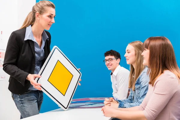 Theoretischer Unterricht in der Fahrschule — Stockfoto