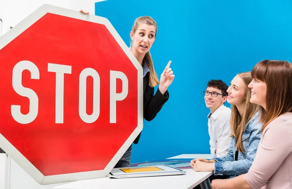Nauczyciel wyjaśnia znaczenie znaków drogowych do klasy jazdy — Zdjęcie stockowe