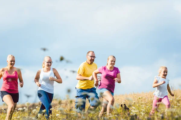 Familjen kör för bättre kondition i sommar — Stockfoto