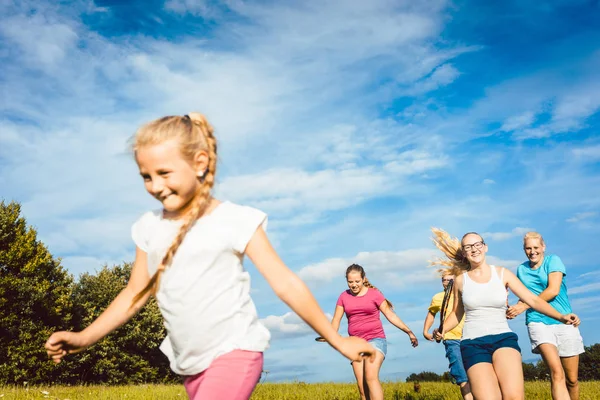 Familie spelen, lopen en het doen van sport in de zomer — Stockfoto