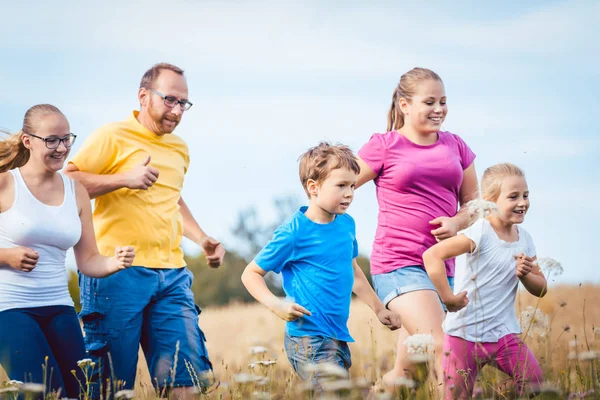 Correr en familia para mejorar la forma física en verano — Foto de Stock