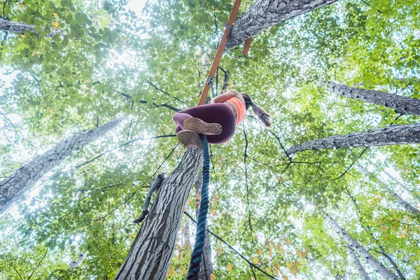 Very fit and athletic woman climbing a rope — Stock Photo, Image