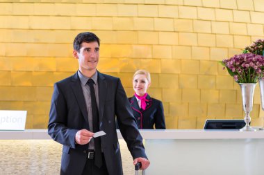 Otel resepsiyonist check-in anahtar kart veren adam