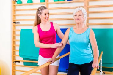Kadın kıdemli ile yürüyen rehabilitasyon