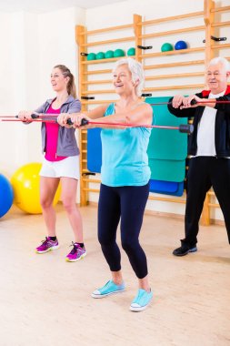 Fitness eğitimi jimnastik çubuğu ile grup