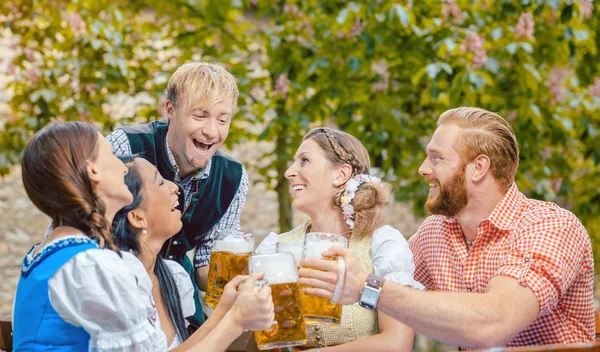 Amigos bebendo cerveja no jardim da cerveja — Fotografia de Stock