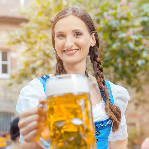 Donna che indossa Dirndl bere birra — Foto Stock