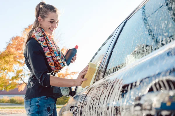 Woman foaming her car — Stock Photo, Image