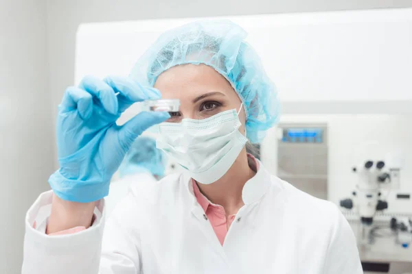 Mulher cientista mostrando sua mais nova experiência biotecnológica em laboratório — Fotografia de Stock