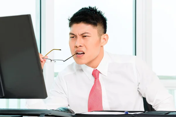 Asiatischer Geschäftsmann arbeitet im Büro — Stockfoto