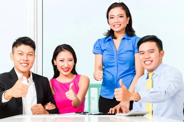 Asian Chinese financial consultants in office — Stock Photo, Image