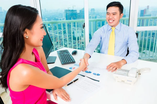 Asian advisor with client on financial investment — Stock Photo, Image