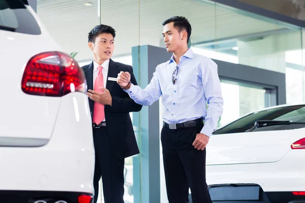 Vendedor de coches asiáticos vendiendo auto al cliente —  Fotos de Stock