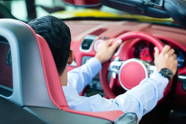 Asyalı adam yeni spor arabayı test ediyor — Stok fotoğraf