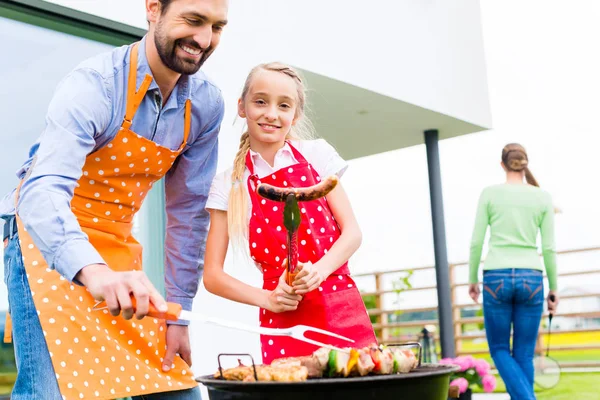 Familie grill sammen i haven hjem - Stock-foto