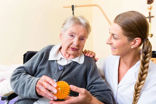 Krankenschwester gibt Seniorin Physiotherapie — Stockfoto