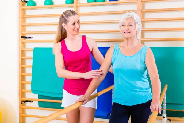 Walking Rehab in with senior woman — Stock Photo, Image