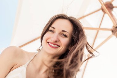 Kadın plajda yaz tatili