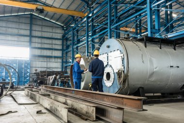 Deneyimli işçi imal edilmiş kazanlar kalitesini kontrol
