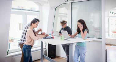 Bir iş hub bir Danışma paylaşırken mobil teknolojisiyle meşgul iş arkadaşları