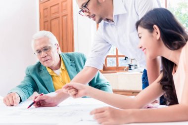 Yenilikçi bir projede çalışan neşeli profesyonel takım